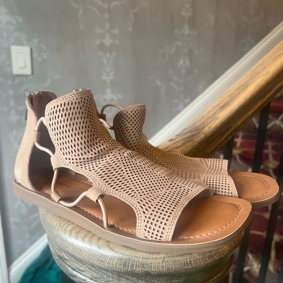 Lucky Brand Bartega, ladies, gladiator style sandals back NWOT 7 1/2 Tan - Picture 5 of 9